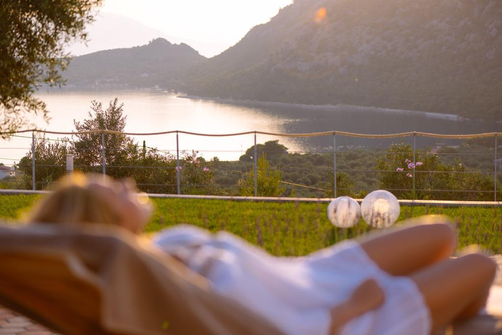Villa Armonia Vouliagmeni Lake Exterior photo