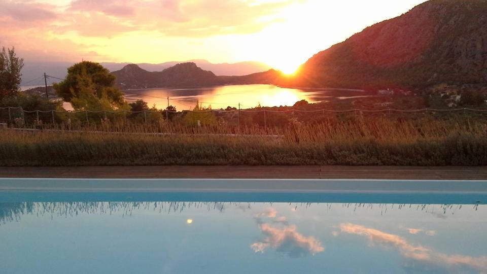 Villa Armonia Vouliagmeni Lake Exterior photo